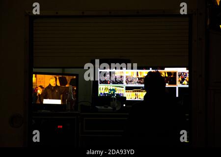 TBILISI, GEORGIA - 09 novembre 2020: Proteste georgiane davanti al Parlamento della Georgia, proteste anti-governative dopo le elezioni. Persone con m Foto Stock