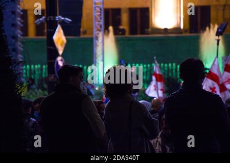 TBILISI, GEORGIA - 09 novembre 2020: Proteste georgiane davanti al Parlamento della Georgia, proteste anti-governative dopo le elezioni. Persone con m Foto Stock