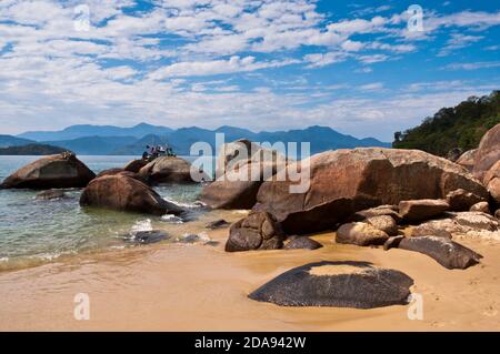 Rocce in una spiaggia tropicale vuota sull'isola in Brasile Foto Stock