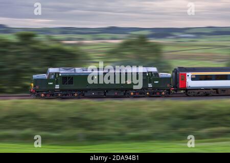 BR verde classe 37 locomotiva 37521 trasporto dello 'Staycation Express' treno veloce sulla linea ferroviaria di Carlisle Foto Stock