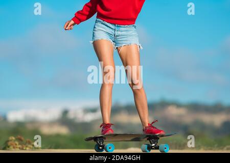 Equitazione surf skateboard in una soleggiata giornata estiva Foto Stock