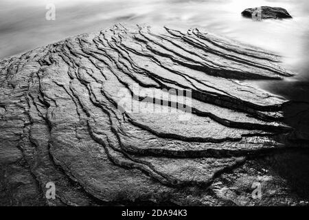 Astratti motivi rocciosi in torrente (B&W) - Pisgah National Forest, vicino a Brevard, Carolina del Nord, Stati Uniti Foto Stock