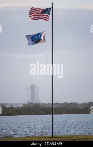 La bandiera americana e una bandiera con la patch per la missione SpaceX Crew-1 della NASA sono viste al sito stampa del Kennedy Space Center della NASA, il 10 novembre 2020, in Florida. La missione SpaceX Crew-1 della NASA è la prima missione operativa della navicella spaziale SpaceX Crew Dragon e del razzo Falcon 9 alla Stazione spaziale Internazionale come parte del programma Commercial Crew dell'agenzia. Gli astronauti della NASA Mike Hopkins, Victor Glover, e Shannon Walker, e l'astronauta Soichi Noguchi della Japan Aerospace Exploration Agency (JAXA) sono previsti per il lancio alle 19:49 EST di sabato 14 novembre da Foto Stock