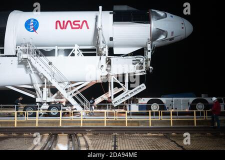 Un razzo SpaceX Falcon 9 con la navicella spaziale Crew Dragon dell'azienda a bordo è visto sul pad di lancio al complesso di lancio 39A prima di essere sollevato in una posizione verticale, il 9 novembre 2020, al Kennedy Space Center della NASA in Florida. La missione SpaceX Crew-1 della NASA è la prima missione operativa della navicella spaziale SpaceX Crew Dragon e del razzo Falcon 9 alla Stazione spaziale Internazionale come parte del programma Commercial Crew dell'agenzia. Gli astronauti della NASA Mike Hopkins, Victor Glover, e Shannon Walker, e l'astronauta Soichi Noguchi dell'Agenzia giapponese per l'esplorazione aerospaziale (JAXA) sono in programma per il laun Foto Stock