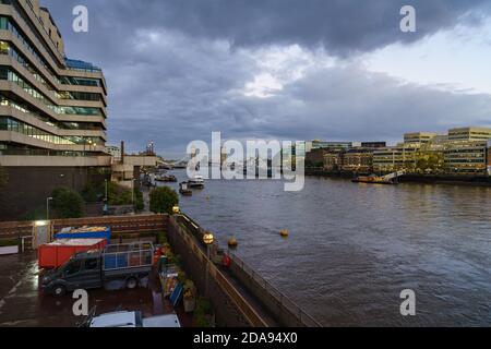 London City 20 Ott 2020, vista del London Bridge all'alba dal molo Hermitage Foto Stock