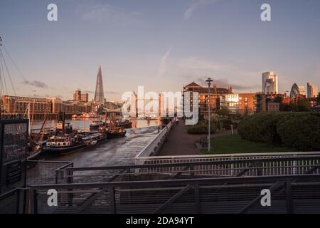 London City 20 Ott 2020, vista del London Bridge all'alba dal molo Hermitage Foto Stock