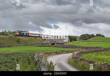 Locomotiva di classe 47 locomotiva 47593 passando Horton a Ribblesdale Con il treno turistico 'Staycation Express' Foto Stock