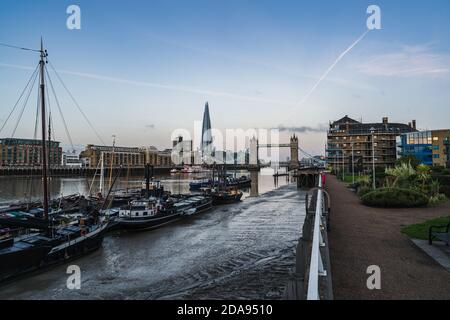 London City 20 Ott 2020, vista del London Bridge all'alba dal molo Hermitage Foto Stock