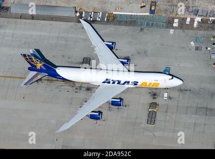 Atlas Air Worldwide Cargo Boeing 747-8 Freighter parcheggiato alla rampa di carico dell'aeroporto di Los Angeles. Vista aerea dell'aeromobile da carico Atlas Air 747. Foto Stock