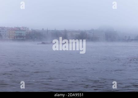 Alba d'autunno nella storica Praga al Ponte Carlo sul fiume Moldava. Praga, monumento dell'ENESCO, Repubblica Ceca Foto Stock