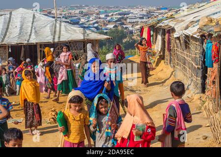 Bambini che escono da una scuola di fede (religiosa) nel campo di Rohingya di Kutupalong a Coxs Bazar, Bangladesh. La foto è stata scattata nel novembre 2017 Foto Stock