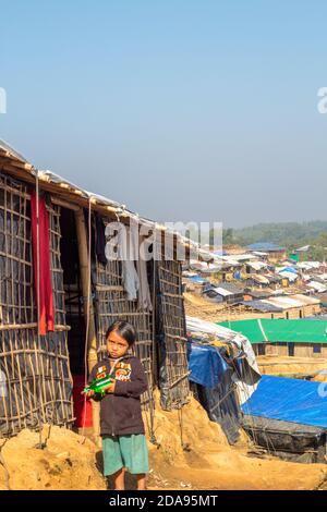 COX'S BAZAR, BANGLADESH - 25 NOVEMBRE 2017: Bambini rifugiati Rohingya che giocano nel campo profughi. Foto Stock