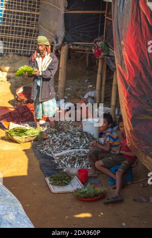 Vita quotidiana nel campo profughi di Rohingya a Coxsbazar, Bangladesh. La foto è stata scattata nel novembre 2017 Foto Stock