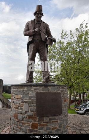 Statua del mago / intrattenitore Tommy Cooper a Caerphilly Galles Foto Stock