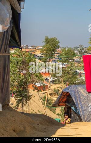 Una vista panoramica del campo profughi di Rohingya a Coxs Bazar, Bangladesh. La foto è stata scattata nel novembre 2017 Foto Stock