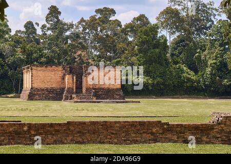 Il tempio di Muaro Jambi è un complesso di templi buddisti, nella reggenza di Muaro Jambi, nella provincia di Jambi, a Sumatra, in Indonesia. Si trova a 26 chilometri a est da Th Foto Stock