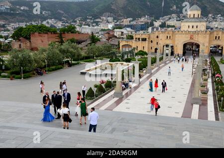 Ingresso torre campanaria arco e edificio della città Santa Trinità Sameba Cattedrale Tbilisi Georgia Foto Stock