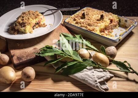 Porzioni di "Gattò di patate" siciliano con prosciutto, formaggio e melanzane Foto Stock