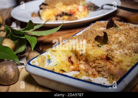 Porzioni di "Gattò di patate" siciliano con prosciutto, formaggio e melanzane Foto Stock