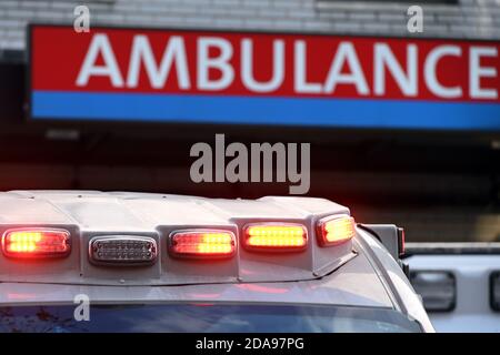 New York City, Stati Uniti. 10 Nov 2020. Un'ambulanza entra nel Long Island Jewish Forest Hills Northwell Health Hospital nel quartiere Queens di New York City, NY, 10 novembre 2020. Gli Stati Uniti stanno vivendo un'impennata dei casi COVID-19 in quanto hanno recentemente superato 10 milioni di persone infettate da Coronavirus. (Anthony Behar/Sipa USA) Credit: Sipa USA/Alamy Live News Foto Stock