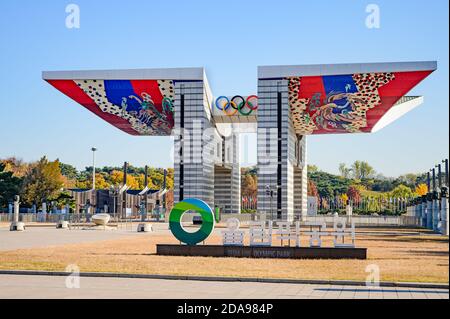 Seoul, Corea del Sud-Novembre 2020: Porta Mondiale della Pace nel Parco Olimpico di Seoul. Foto Stock