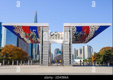 Seoul, Corea del Sud-Novembre 2020: Porta Mondiale della Pace nel Parco Olimpico di Seoul. Foto Stock