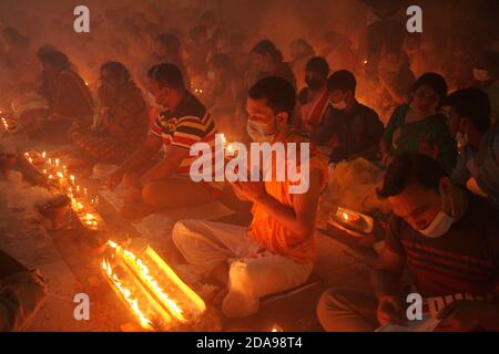 Dhaka, Bangladesh. 10 Nov 2020. Al tempo del COVID-19, i devoti indù pandemici si siedono insieme sul pavimento di un tempio per osservare Rakher Upabash a Narayanganj. I devoti indù di Shri Shri Lokanath Brahmachar Ashram celebrano Rakher Upobash un'occasione religiosa indù sul loro programma di digiuno chiamato anche Kartik Brati. (Foto di MD Abu Sufian Jewel/Pacific Press) Credit: Pacific Press Media Production Corp./Alamy Live News Foto Stock