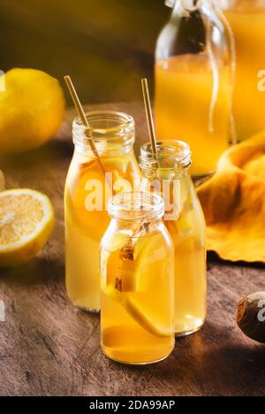 Kombucha fermentato bevanda sana con zenzero grezzo e limone in