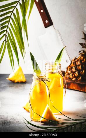 Ananas fermentato Kombucha bevanda Tepache. Bevanda superfood probiotica fatta in casa con succo di frutta Foto Stock