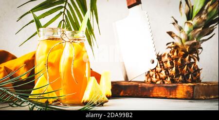 Ananas fermentato Kombucha bevanda Tepache. Bevanda superfood probiotica fatta in casa con succo di frutta Foto Stock