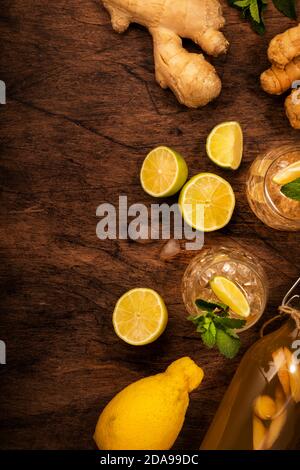 Cocktail di zenzero con birra, lime, limone e menta in glassa su tavolo di legno, vista dall'alto Foto Stock