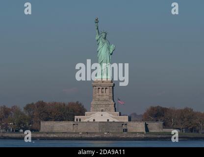 New York, NY - 10 novembre 2020: Vista della Statua della libertà dal traghetto per Staten Island Foto Stock