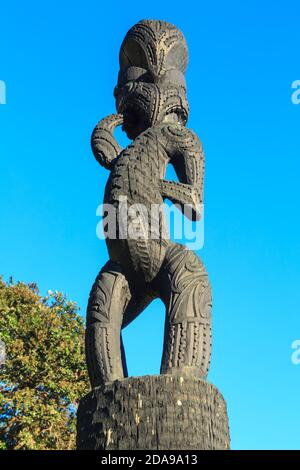 Scultura in legno Maori raffigurante la tribù Ngati Hangarau a Gate Pa, Tauranga, Nuova Zelanda Foto Stock