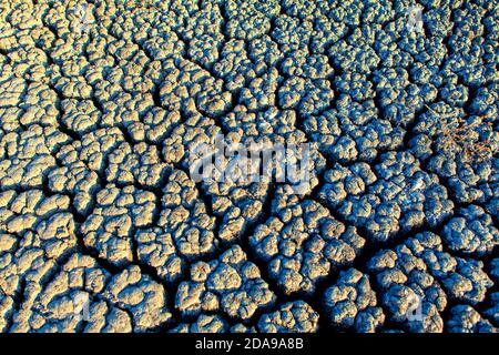 Cricche inferiori del lago di siccità . Clima asciutto senza pioggia Foto Stock