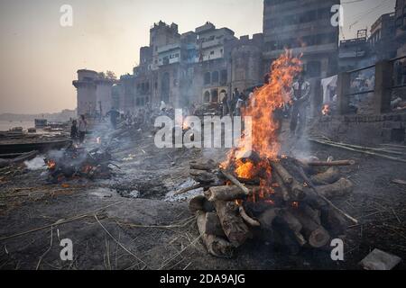 Varanasi, India, gennaio 2008. Cerimonia di cremazione a Manikarnika, il principale ghat ardente della città. Foto Stock