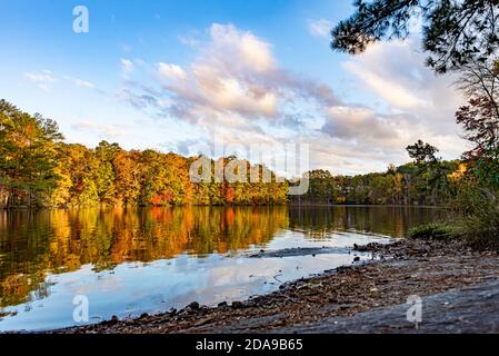 Autunno tramonto vista panoramica sullo Stone Mountain Lake in Stone Mountain Park vicino ad Atlanta, Georgia. (STATI UNITI) Foto Stock