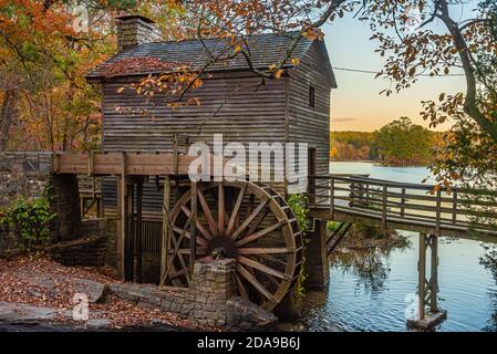 Serata d'autunno allo Stone Mountain Grist Mill in Stone Mountain Park vicino ad Atlanta, Georgia. (STATI UNITI) Foto Stock