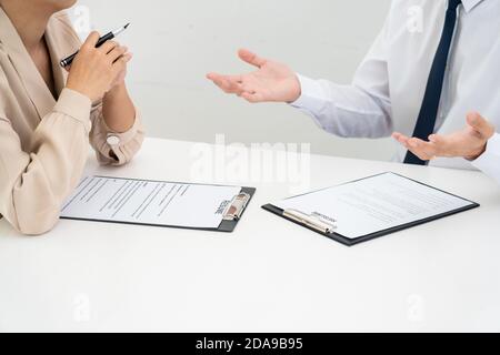 Candidato di uomo d'affari per candidato di lavoro che è intervistato i responsabili di hr nella sala riunioni, carriera e concetto di collocamento Foto Stock