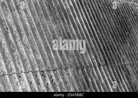 copertura del tetto in ardesia, tetti ondulati per limitare l'umidità e altre precipitazioni nell'edificio. Foto Stock