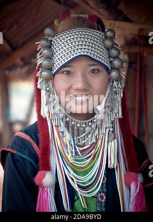 Akha hill ragazza tribù del nord della Thailandia. Chiang Mai provincia. Sud-est asiatico. Thailandia rurale persone E.S. Asia. Belle ragazze Thai. Hill Tribes Foto Stock