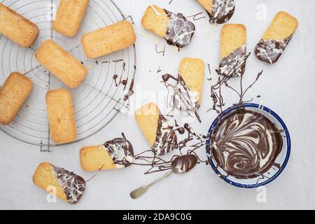 Biscotti fatti in casa con frollette di pane ricoperta di cioccolato Foto Stock