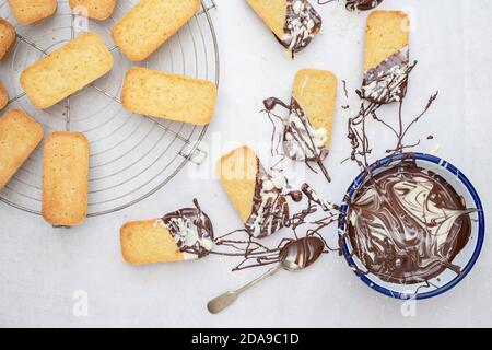 Biscotti fatti in casa con frollette di pane ricoperta di cioccolato Foto Stock