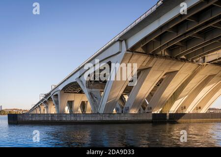 Il Woodrow Wilson Bridge attraversa il fiume Potomac e collega Alessandria, Virginia, con lo stato del Maryland. Foto Stock