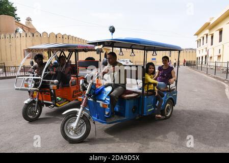 Turisti in Jaipur città durante il safari Tuk-Tuk sulle strade indiane trafficate sul Rajasthan, India del Nord. Foto Stock