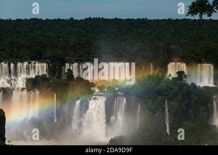 Foz do Iguaçu, Brasile. 16 febbraio 2017. Vista dell'arcobaleno di fronte alle cascate "alto San Martin", "alto Mbigua", "alto Bernabe Mendez" e "alto Adan y Eva" al Parco Nazionale di Iguazu in Argentina, vista dal lato brasiliano, Parco Nazionale di Iguaçu, Parana state, Brasile. Foto Stock