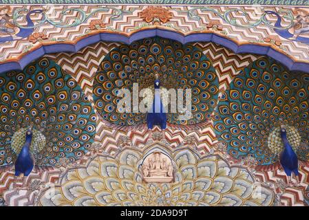 Le donne turistiche al cancello dei pavoni a Jaipur palazzo Chandra Mahal, pittura di lavoro di arte nel Rajasthan del palazzo della città, India del Nord. Palazzo Indiano della porta d'autunno Foto Stock