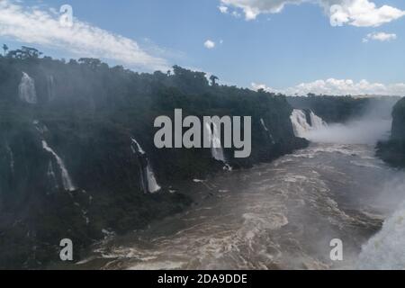 Foz do Iguaçu, Brasile. 16 febbraio 2017. Vista del Rio Iguazu (fiume Iguazu), vista dal lato brasiliano, Parco Nazionale di Iguaçu, Parana state, Brasile. Foto Stock