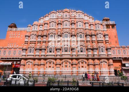 Donna turistica a Hawa Mahal finestre o Rahasthan Palazzo di venti o Breeze. donne reali per guardare la strada festival Jaipur, Rajasthan, India del Nord. Foto Stock