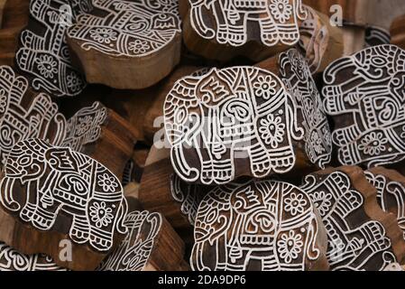 Block Printing tessile in India. Elefante decorato tradizionale Artigianato forma per la stampa a blocchi di legno a mano su lino, cotone o seta Rajasthan Foto Stock