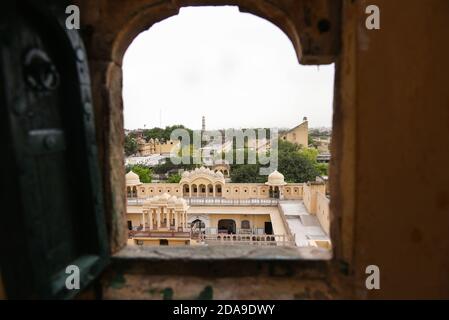 Donna turistica a Hawa Mahal finestre o Rahasthan Palazzo di venti o Breeze. donne reali per guardare la strada festival Jaipur, Rajasthan, India del Nord. Foto Stock